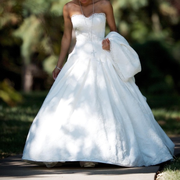 Wedding dress - Picture 8 of 10